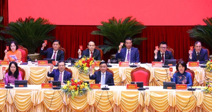 Các đại biểu biểu quyết thông qua Nghị quyết Đại hội Đảng bộ các cơ quan Đảng Trung ương lần thứ nhất, nhiệm kỳ 2025-2030. 