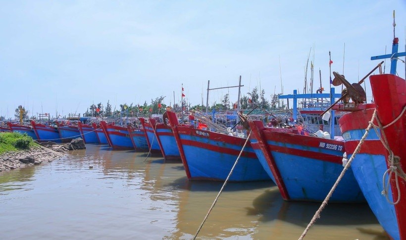 Các tàu bè neo đậu tại cảng cá Ninh Cơ.