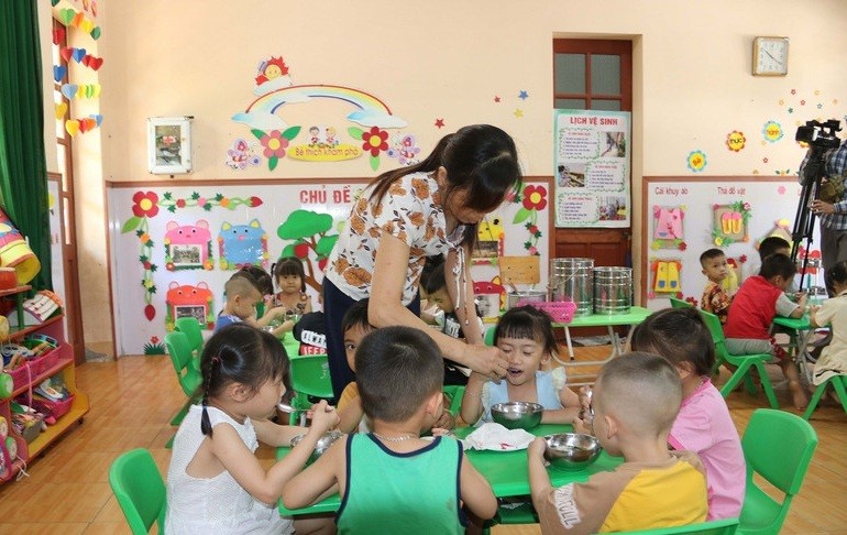 Bữa ăn bán trú của trẻ mẫu giáo trường Mầm non Lý Nam Đế