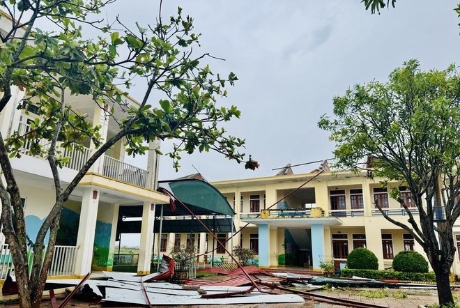 Trường Tiểu học Đồng Tiến, Hà Tĩnh bị tốc mái, hư hỏng nặng. 