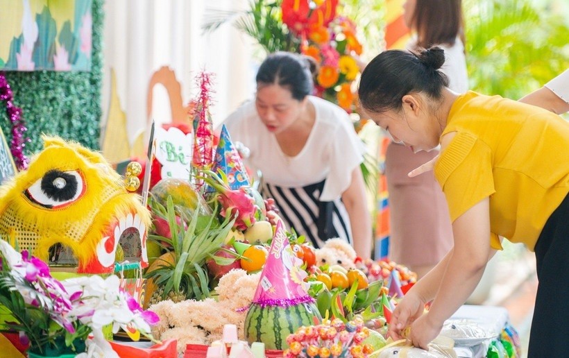 Giáo viên Trường mầm non Thanh Trì (Hoàng Mai, Hà Nội) chuẩn bị mâm cỗ Trung Thu. 