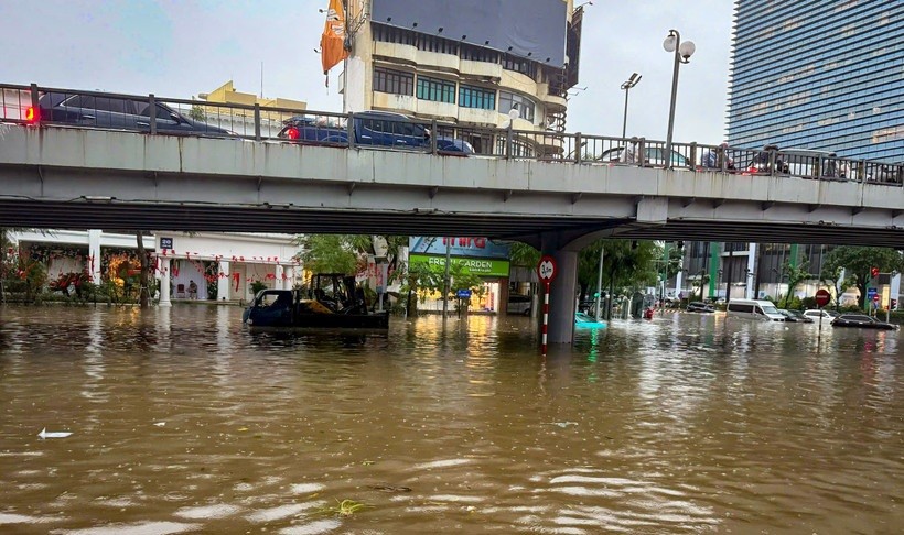 Thành phố Hà Nội vẫn còn rất nhiều điểm ngập úng trên nhiều tuyến phố nội đô. 