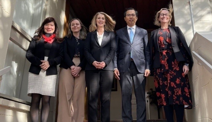 Đại sứ Phạm Hùng Tâm (thứ hai, phải sang) gặp Quyền Thứ trưởng Bộ Giáo dục Australia Karen Sandercock (thứ ba, phải sang) tại trụ sở Đại sứ quán Việt Nam ở thủ đô Canberra.