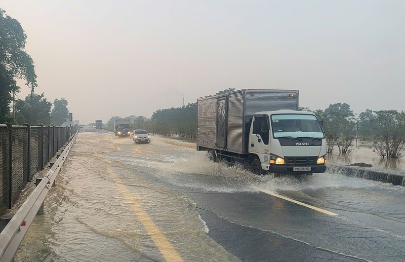 Đường cao tốc Hà Nội-Thái Nguyên ngập sâu do nước lũ dâng.
