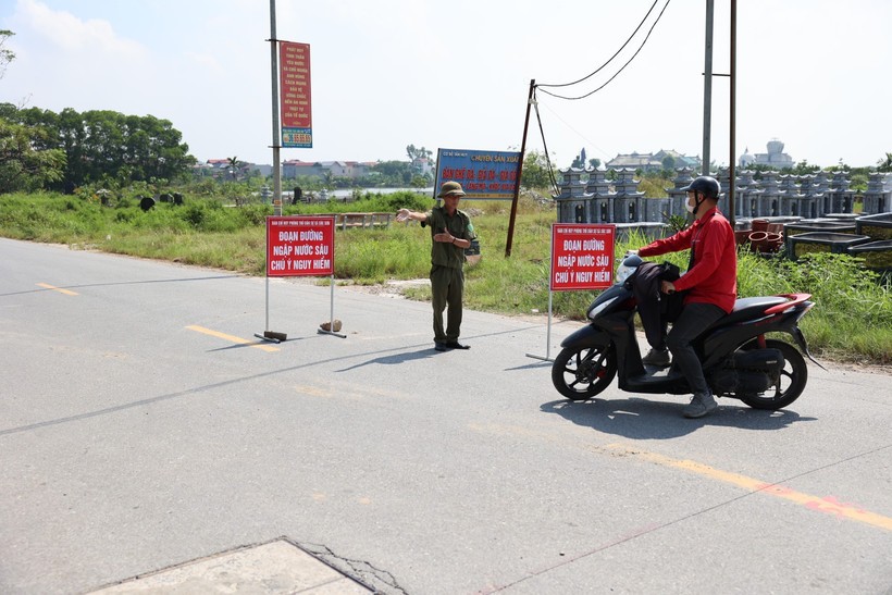 Lực lượng chức năng tại Sóc Sơn lập rào chắn và hướng dẫn người và phương tiện chuyển sang lộ trình khác nhằm đảm bảo an toàn.