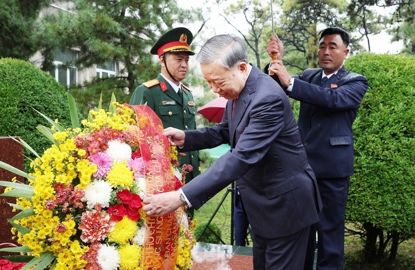 Tổng Bí thư Tô Lâm đặt lẵng hoa tại Tượng đài Chủ tịch Hồ Chí Minh.