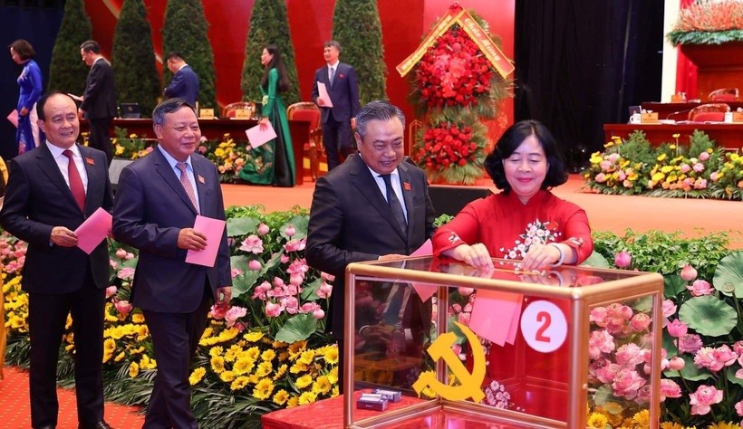 Đại biểu bỏ phiếu bầu Ban Chấp hành Đảng bộ Thành phố Hà Nội khóa XVIII, nhiệm kỳ 2025-2030. 