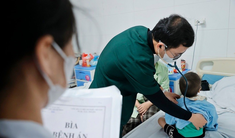 Nhiều tác nhân gây bệnh truyền nhiễm phát sinh, lây lan trong thời tiết chuyển mùa.