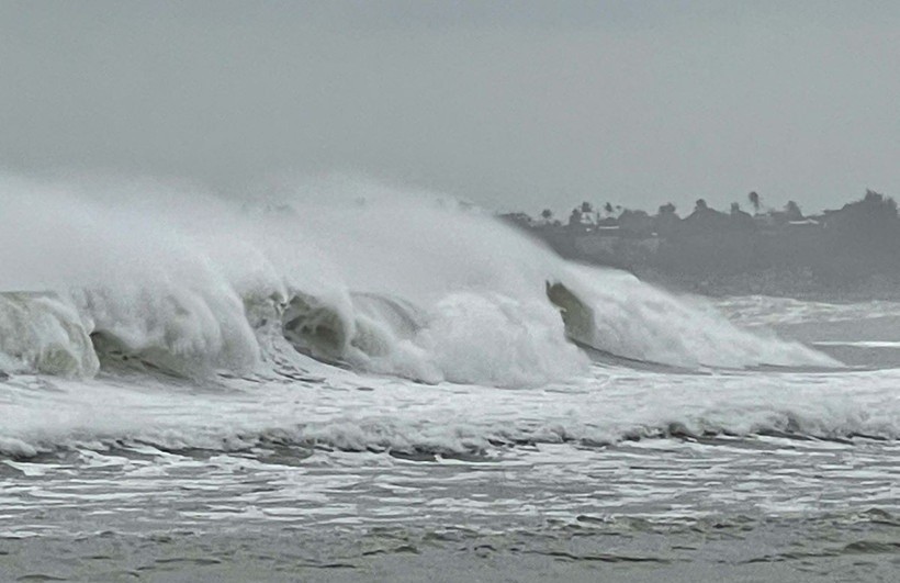 Do ảnh hưởng bão số 12, vùng biển Quảng Ngãi hiện có sóng biển rất lớn.