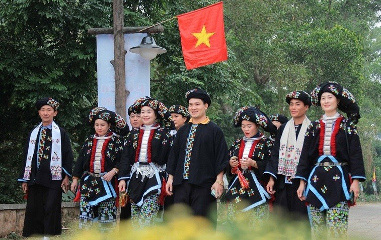 Đồng bào người Dao tỉnh Thanh Hóa với trang phục truyền thống xuống Phiên chợ vùng cao được tái hiện tại Làng Văn hóa-Du lịch các dân tộc Việt Nam. 