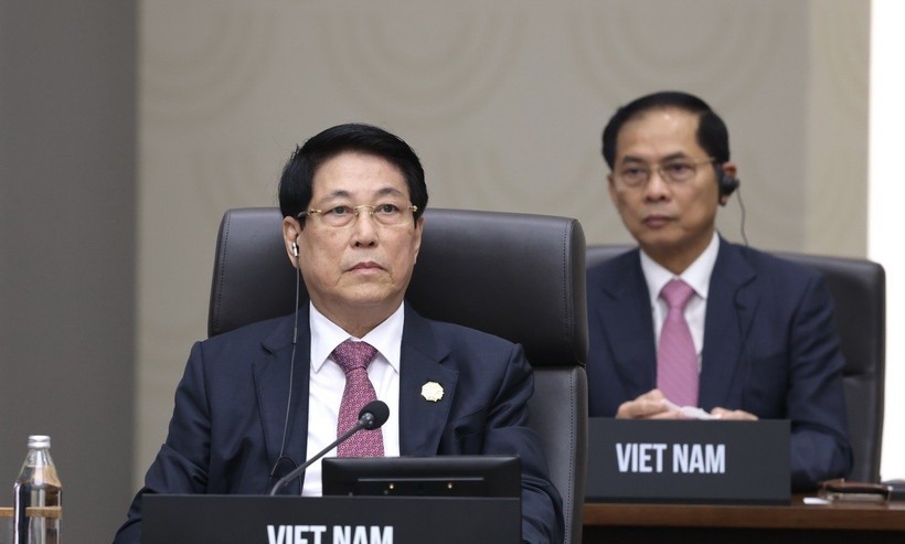 Chủ tịch nước Lương Cường dự Phiên họp thứ 2 Hội nghị Cấp cao APEC lần thứ 32.