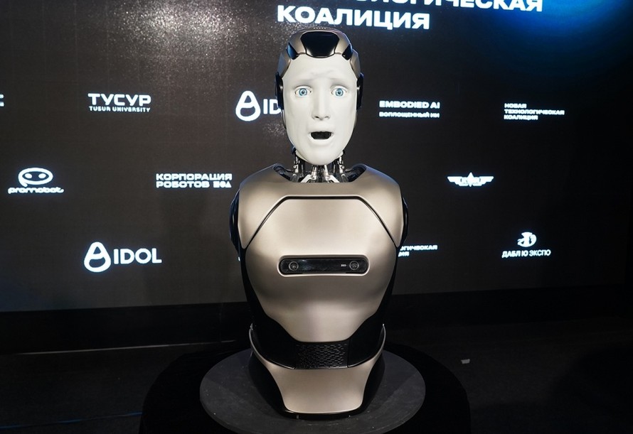 Robot mang tên IDOL.