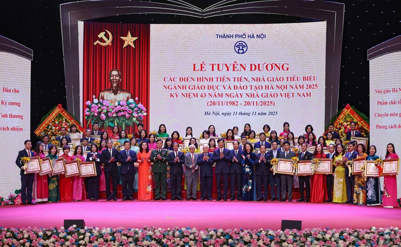 Các đại biểu chụp ảnh cùng tập thể, cá nhân được nhận bằng khen của Thủ tướng Chính phủ. 