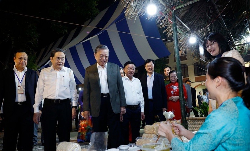 Tổng Bí thư Tô Lâm, Chủ tịch Quốc hội Trần Thanh Mẫn, Thường trực Ban Bí thư Trần Cẩm Tú và đại biểu thăm các gian hàng OCOP. 