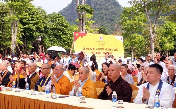 Tăng ni, phật tử và du khách tham gia Lễ hội giao lưu văn hóa Phật giáo Việt Nam và Nhật Bản.