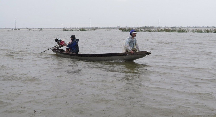 Việc đi lại giữa xã Quảng Điền và phường Kim Trà, thành phố Huế phải dùng thuyền, do lũ sông Bồ dâng cao gây ngập lụt ngày 17/11. 