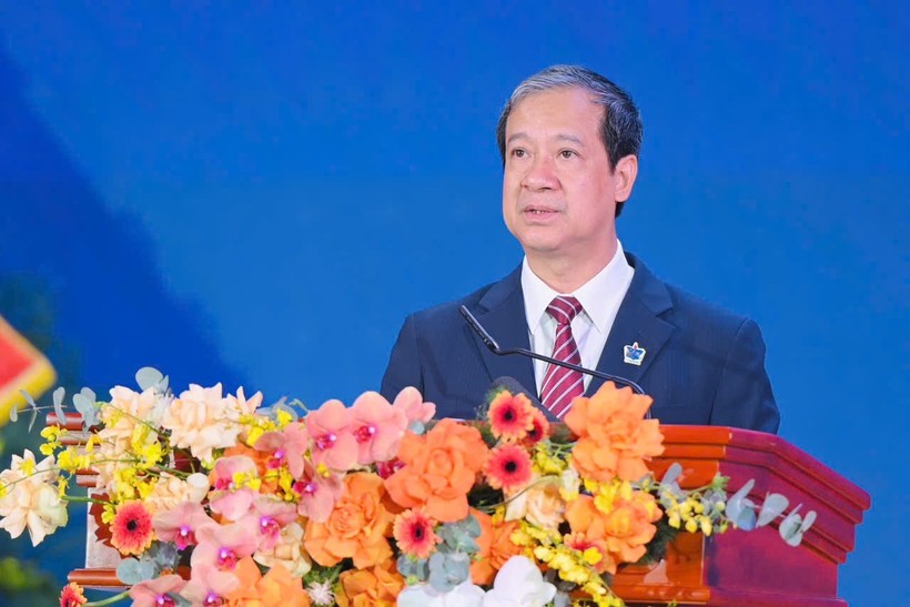 Bộ trưởng Bộ Giáo dục và Đào tạo Nguyễn Kim Sơn.