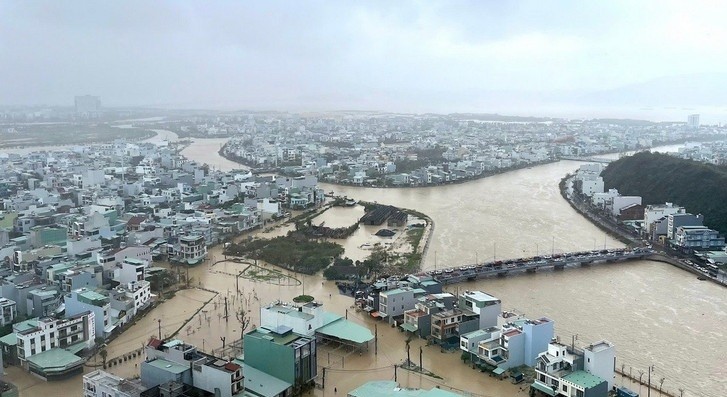 Nhiều khu vực tại phường Quy Nhơn Đông (tỉnh Gia Lai) ngập sâu trong nước.