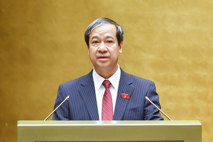 Bộ trưởng Bộ Giáo dục và Đào tạo Nguyễn Kim Sơn trình bày tờ trình.