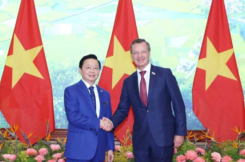 Phó Thủ tướng Trần Hồng Hà cùng Phó Chủ tịch thứ nhất Hội đồng Liên bang Nga Andrey Yatskin.