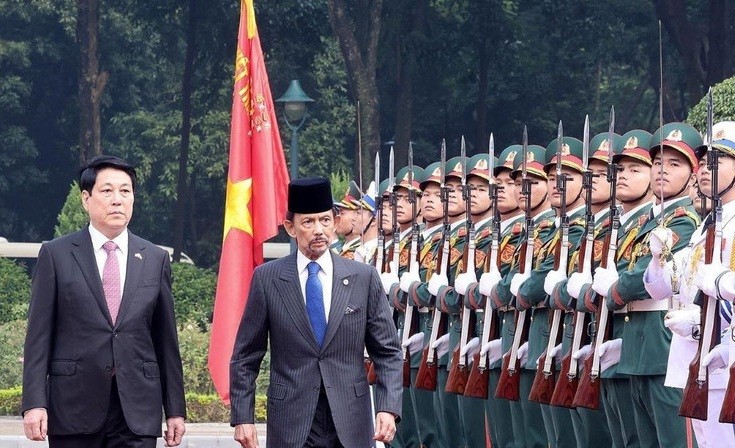 Chủ tịch nước Lương Cường và Quốc vương Brunei Darussalam Haji Hassanal Bolkiah duyệt Đội danh dự Quân đội nhân dân Việt Nam.