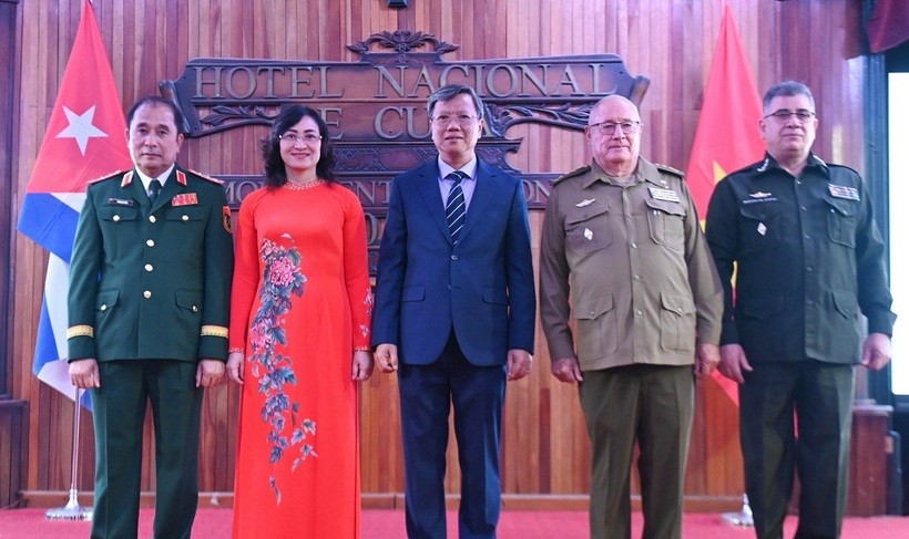 Các đại biểu chụp ảnh tại lễ kỷ niệm. 