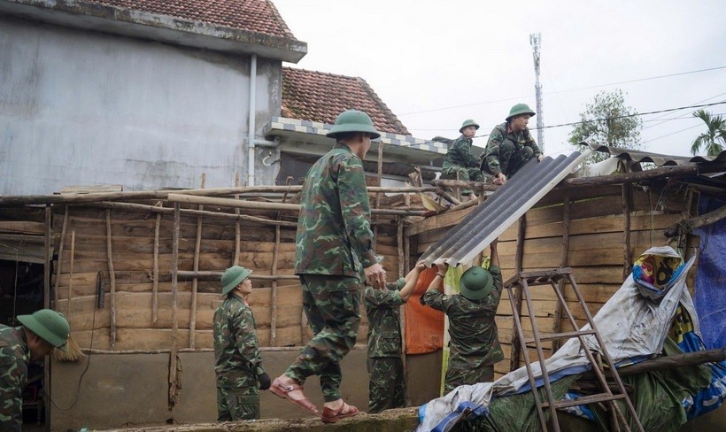 Lực lượng bộ đội ra quân giúp dân xây dựng và sửa chữa nhà cửa bị ảnh hưởng bởi mưa lũ tại xã Lộc An, thành phố Huế.