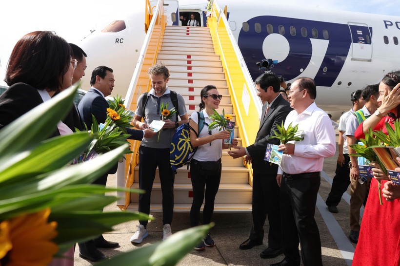 Thứ trưởng Hồ An Phong đón vị khách thứ 20 triệu tại sân bay Phú Quốc. 