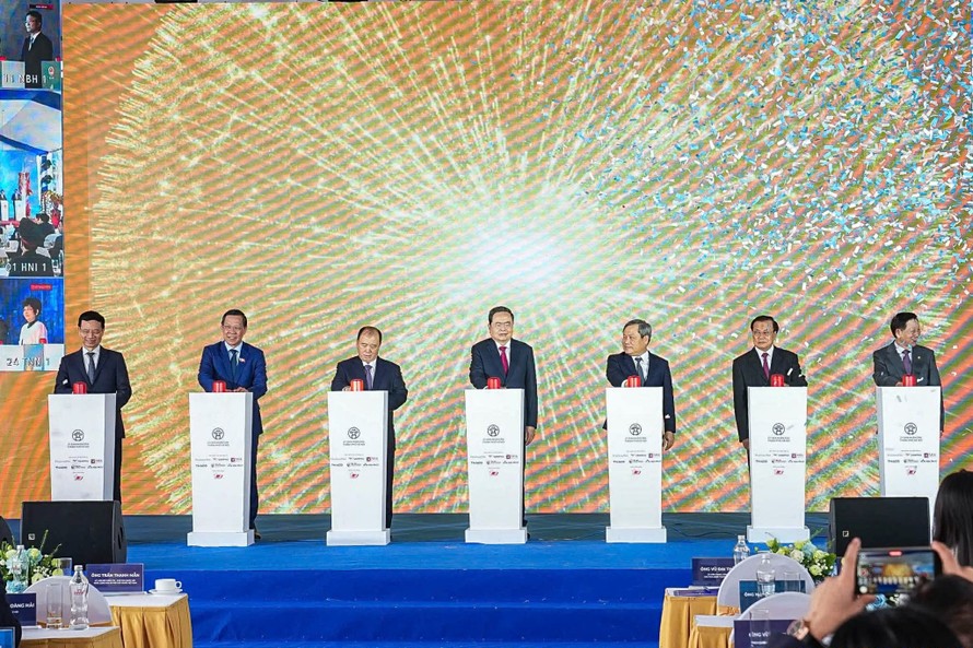 Đại biểu bấm nút khởi công dự án đầu tư xây dựng trục đại lộ cảnh quan sông Hồng.