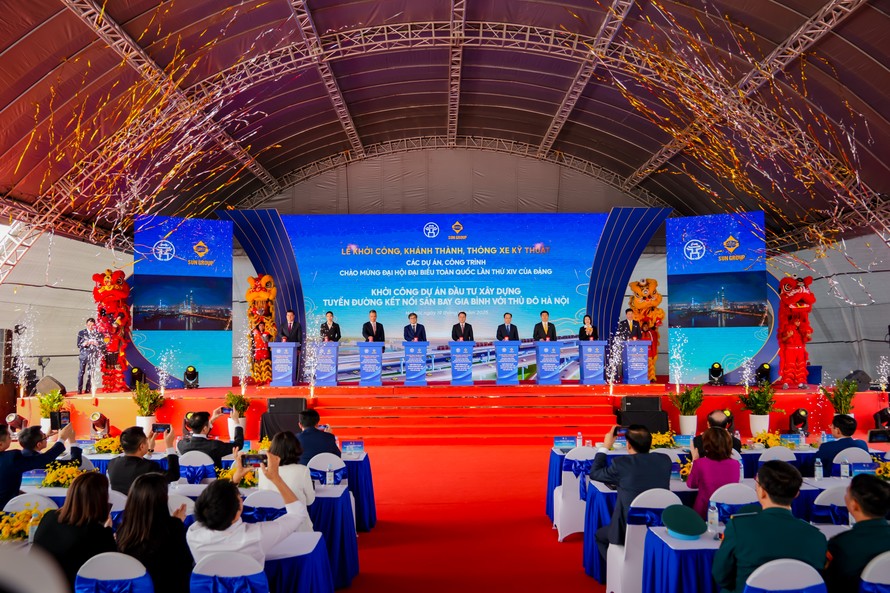 Đại biểu bấm nút khởi công tuyến đường kết nối sân bay Gia Bình - Hà Nội, tổng mức đầu tư dự kiến toàn tuyến khoảng 83.000 tỷ đồng