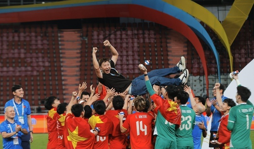 Huấn luyện viên Kim Sang-sik thêm một lần cùng bóng đá Việt Nam "chinh phục" thành công Rajamangala, mang về tấm huy chương Vàng quý giá cho bóng đá Việt Nam tại kỳ SEA Games 33 này.