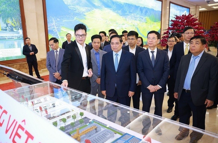 Thủ tướng Phạm Minh Chính tham quan trưng bày sản phẩm công nghệ số tại Diễn đàn Quốc gia phát triển kinh tế số và xã hội số lần thứ 3. 