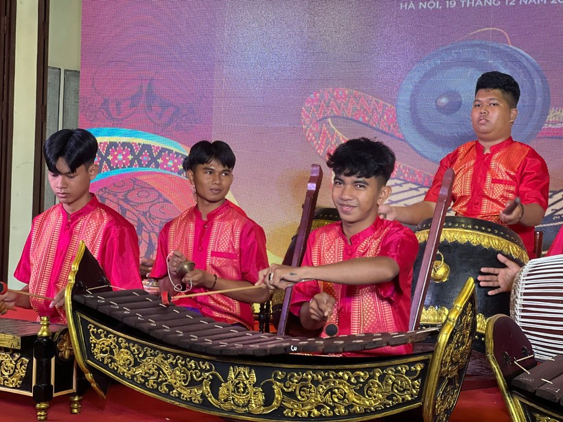 Dàn nhạc Ngũ âm Khmer (Plêng Pinn Peat) là dàn nhạc truyền thống đặc sắc của đồng bào Khmer.