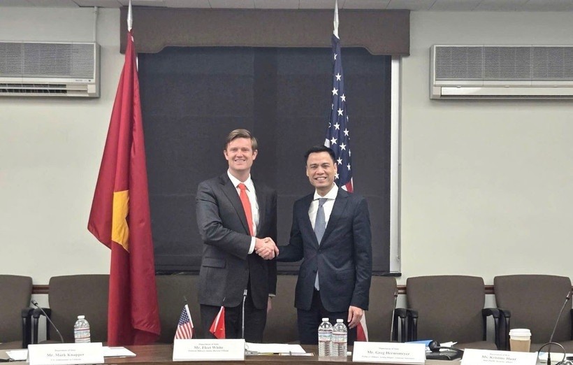 Thứ trưởng Bộ Ngoại giao Đặng Hoàng Giang và Quyền Trợ lý Ngoại trưởng Mỹ Fleet White.