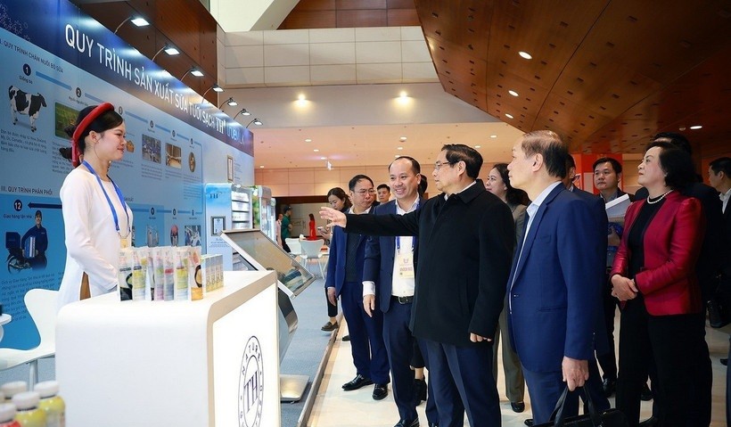 Thủ tướng Phạm Minh Chính kiểm tra khu trưng bày các sản phẩm tiêu biểu. 