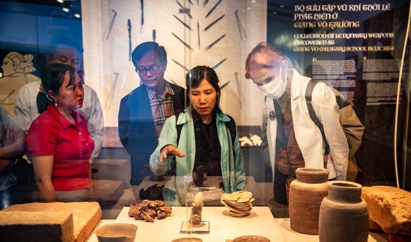 Du khách tìm hiểu và tham quan bộ sưu tập vũ khí thời Lê được công nhận là bảo vật quốc gia.