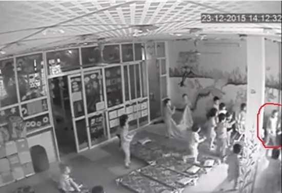 Bé trai bị cô giáo mầm non đánh đập, lột quần áo vì tè dầm