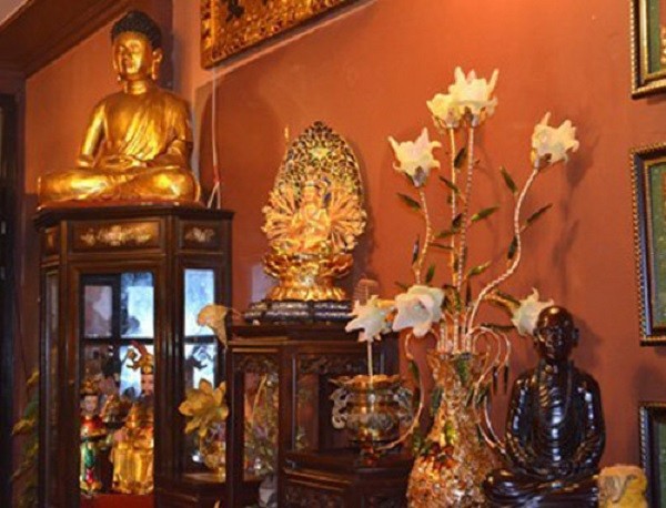 10 năm mẹ mất là 10 năm bố rải chăn xuống chân bàn thờ mẹ nằm