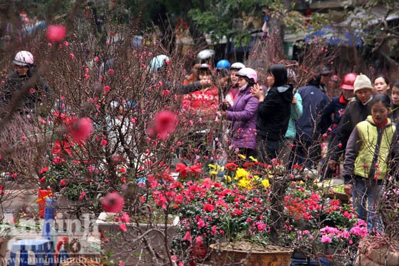 Những con phố nhộn nhịp mua sắm ngày cuối năm