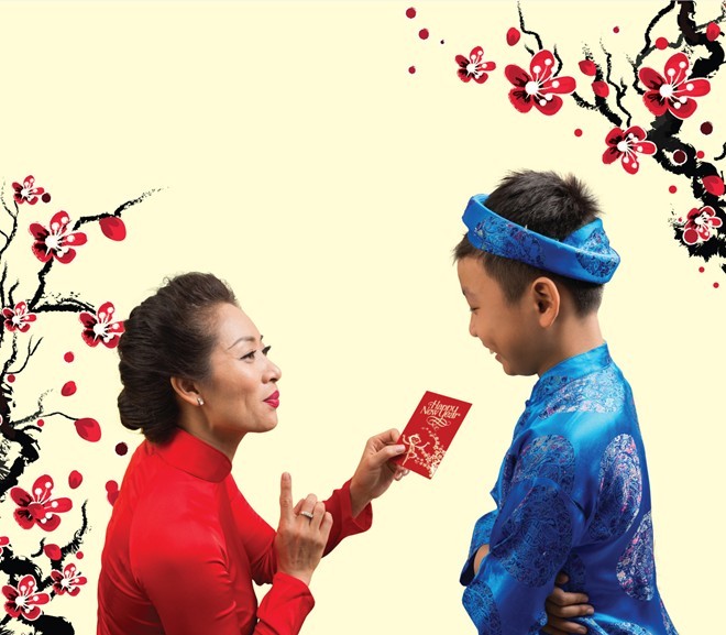 Dạy con cách nhận tiền lì xì ngày Tết