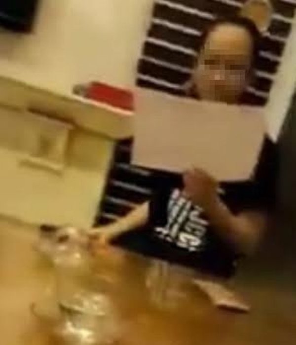 Bị người đàn ông lạ đến nhà, bỏ lại... cọc tiền