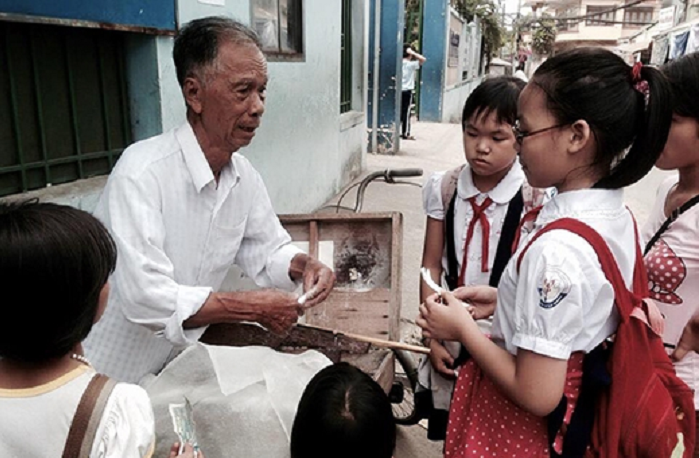 Ông già kẹo chỉ, người giữ giùm trẻ con những dư vị ngọt ngào
