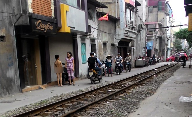 Hành động ‘phạt con cởi truồng trên phố’ có vi phạm pháp luật?