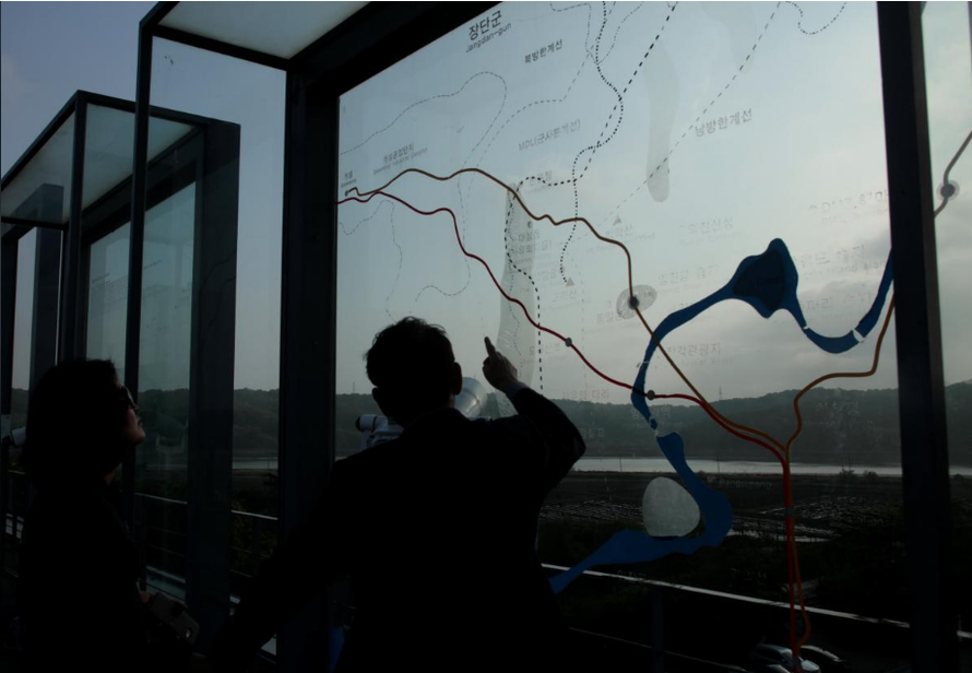 Khách du lịch xem bản đồ vùng phi quân sự biên giới DMZ. (Ảnh: Reuters)