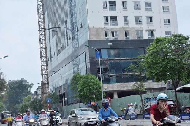 Do tính chất phức tạp, việc xử lý vi phạm giai đoạn 2 tại công trình 8B Lê Trực gặp nhiều khó khăn. (ảnh Trần Kháng)