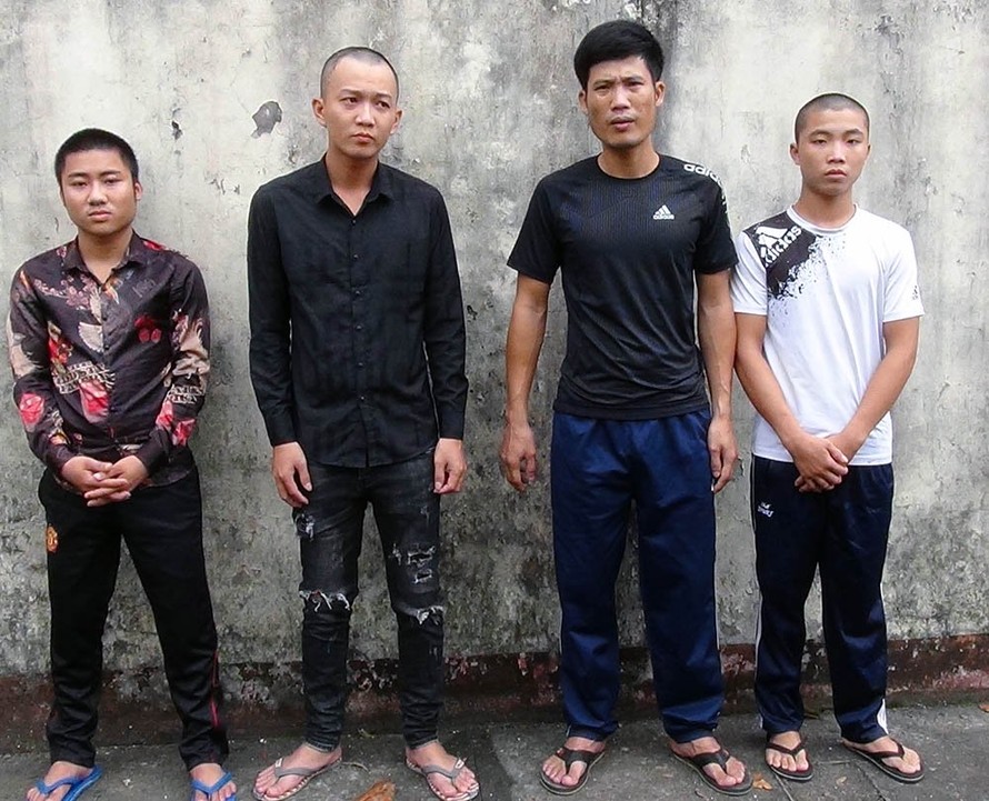 Các nghi phạm tại cơ quan công an. Ảnh: C.A