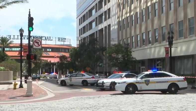 Cảnh sát có mặt tại hiện trường. (Ảnh: CNN)