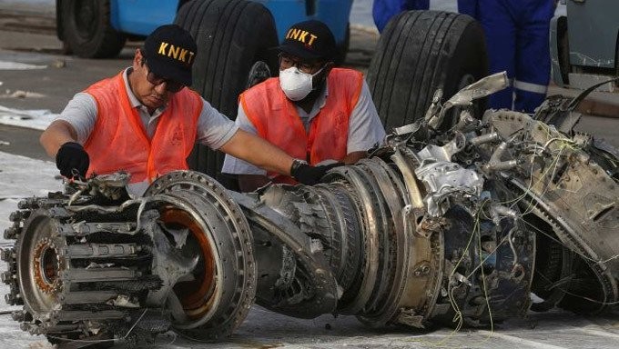 Các điều tra viên Indonesia đang xem động cơ máy bay JT610 trục vớt được dưới biển. Ảnh: AP