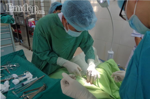 Các bác sĩ dùng thủ thuật mở khí quản cấp cứu bệnh nhân.