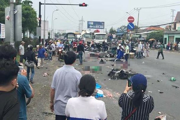 Hiện trường vụ tai nạn tại Bến Lức (Long An)